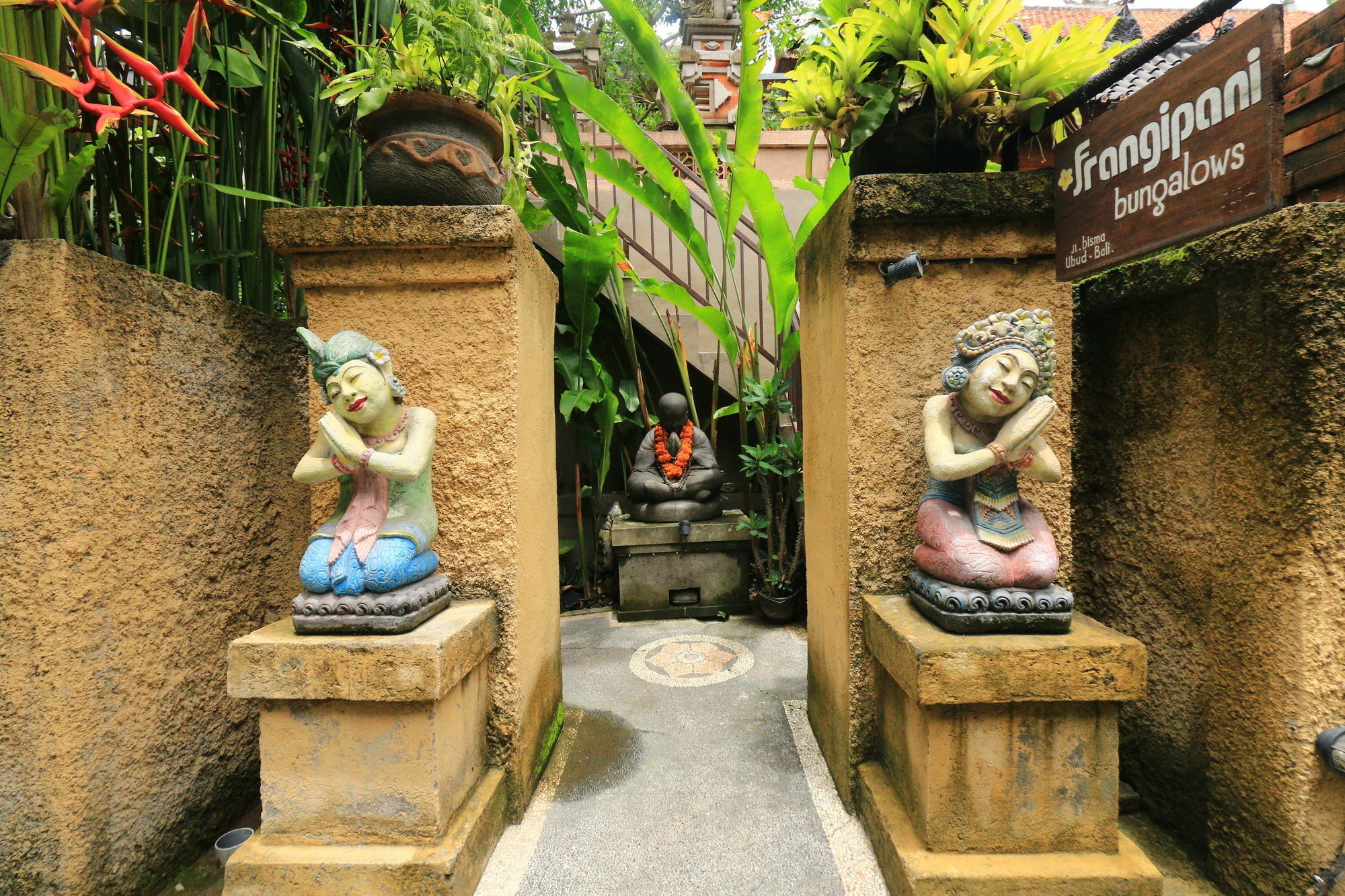 Frangipani Bungalow Убуд Екстериор снимка