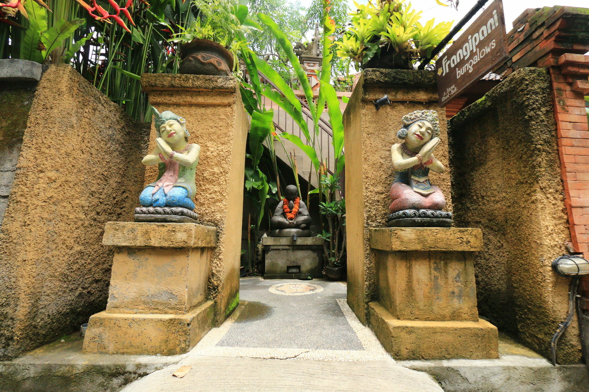 Frangipani Bungalow Убуд Екстериор снимка
